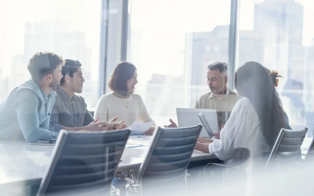 Team bei der gemeinsamen Planung eines Softwareprojekts