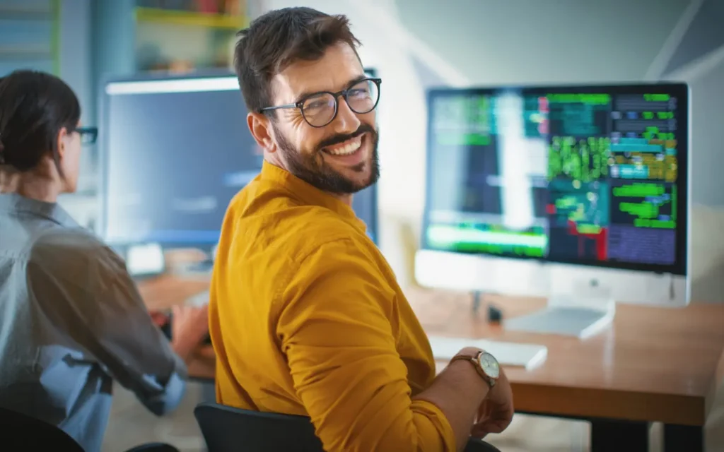 Softwareentwickler bei der Realisierung einer Anwendung