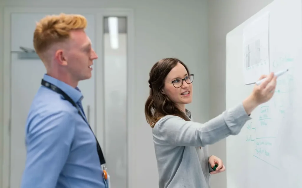 Projektteam bei der gemeinsamen Planung am Whiteboard