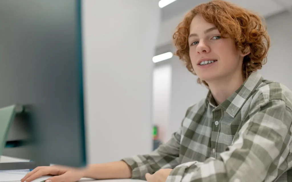Auszubildender bei der Arbeit am Computer