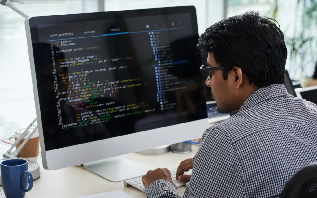 Softwareentwickler bei der Wartung und Weiterentwicklung einer Anwendung